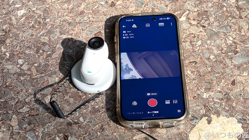 insta360go3-with-iphone | ガジェットレビューの匠 Insta360 GO 3 レビュー
Insta360 GO 3とiPhone15 Pro
Insta360アプリで連携中