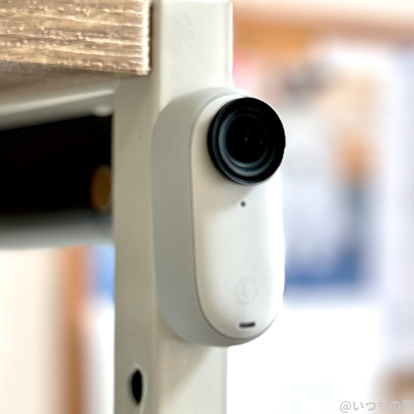 insta360go3-with-wall | ガジェットレビューの匠 Insta360 GO 3 レビュー
白いスチール棚に貼ったInsta360 GO 3カメラ