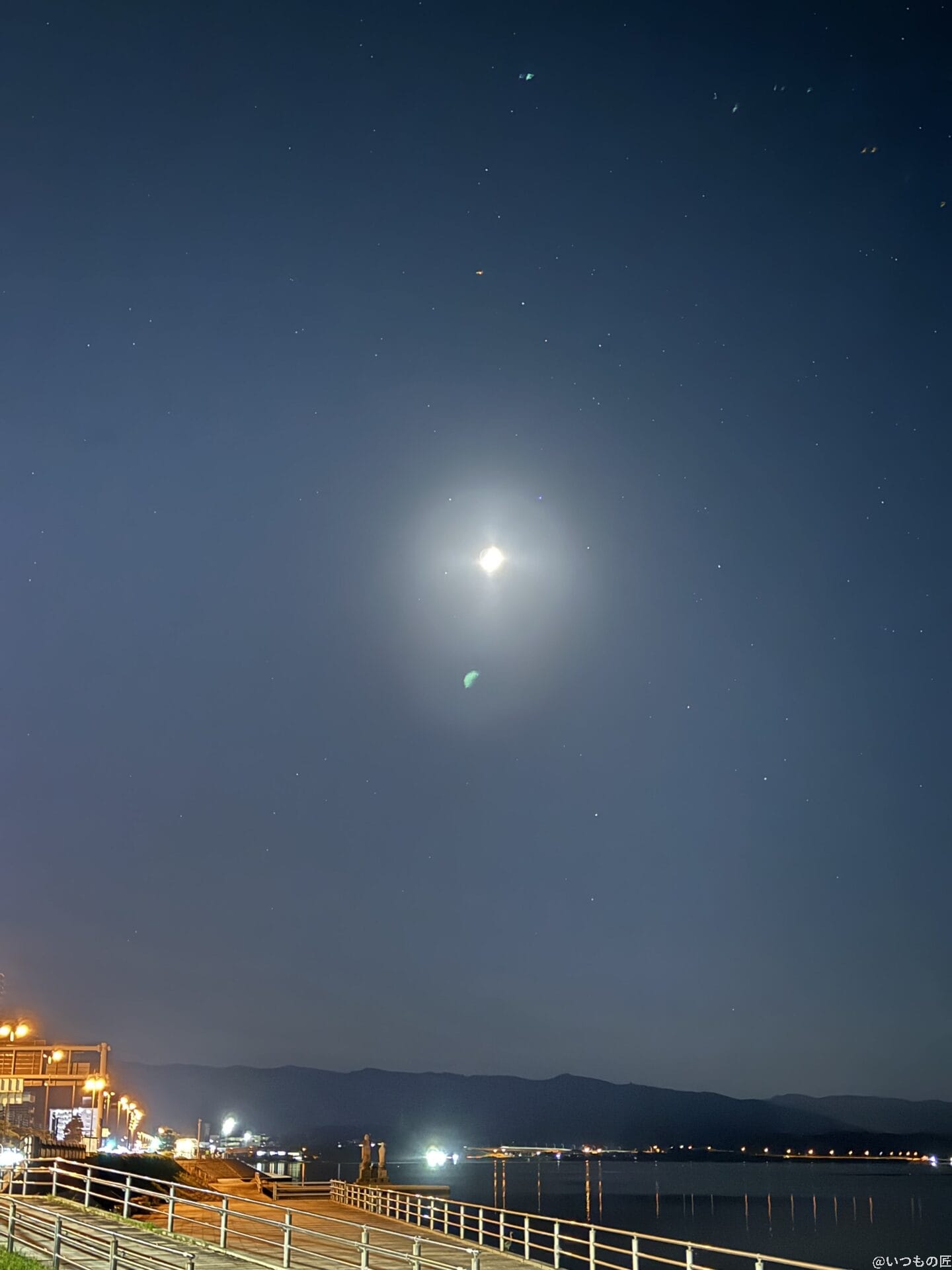 iPhone 16 Pro/16 Pro Max カメラ iPhone 16 Pro Maxでズーム撮影した夜景写真