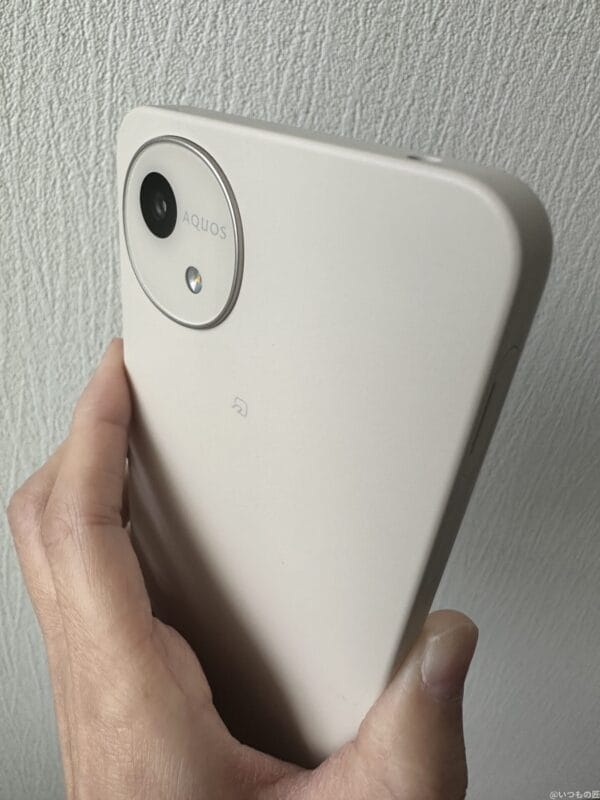 aquos wish4を手に持っている写真 | ガジェットレビューの匠 AQUOS wish4 レビュー AQUOS wish4を手に持っている写真