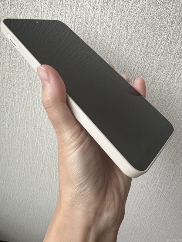 aquos wish4を手に持っている写真 | ガジェットレビューの匠 AQUOS wish4 レビュー AQUOS wish4を手に持っている写真