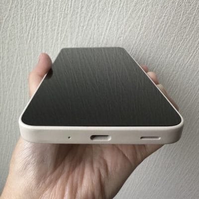 AQUOS wish4 レビュー
AQUOS wish4を手に持っている写真