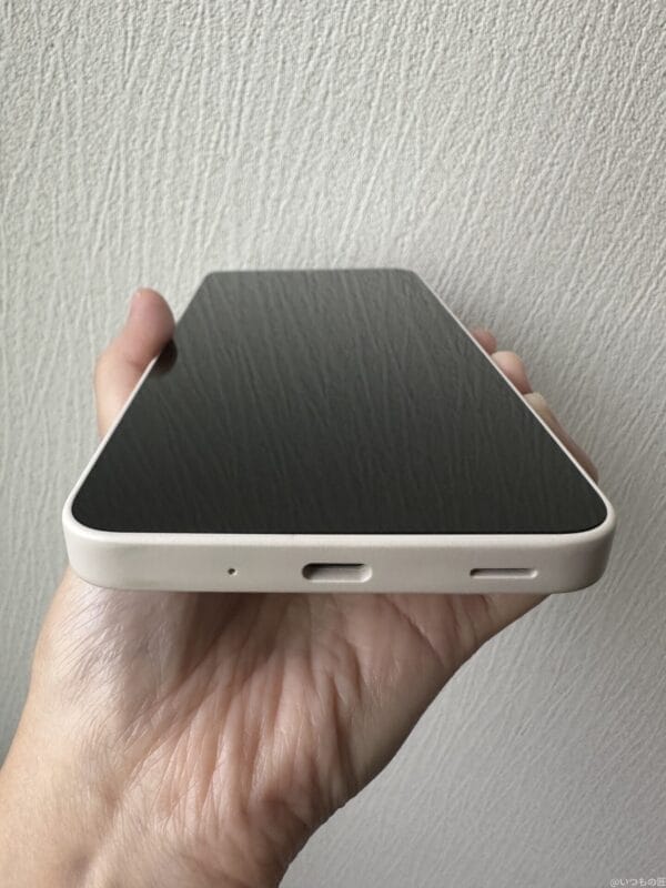 aquos wish4を手に持っている写真 | ガジェットレビューの匠 AQUOS wish4 レビュー AQUOS wish4を手に持っている写真