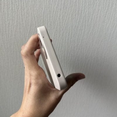 AQUOS wish4 レビュー
AQUOS wish4を手に持っている写真