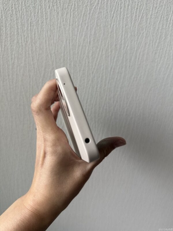 aquos wish4を手に持っている写真 | ガジェットレビューの匠 AQUOS wish4 レビュー AQUOS wish4を手に持っている写真