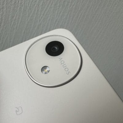 AQUOS wish4 レビュー
AQUOS wish4を手に持っている写真