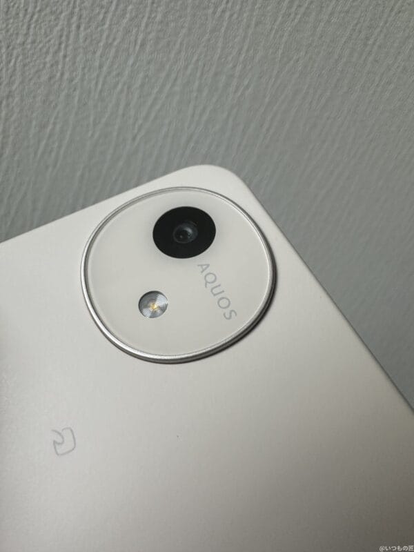 aquos wish4を手に持っている写真 | ガジェットレビューの匠 AQUOS wish4 レビュー AQUOS wish4を手に持っている写真