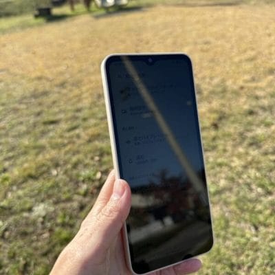 AQUOS wish4 レビュー 逆光でのAQUOS wish4の様子