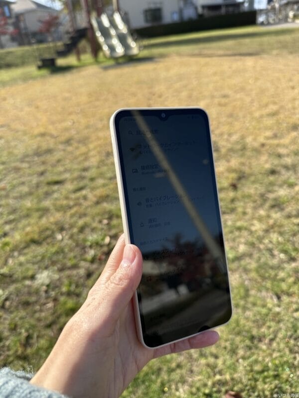 逆光でのaquos wish4のディスプレイの様子 | ガジェットレビューの匠 AQUOS wish4 レビュー 逆光でのAQUOS wish4の様子