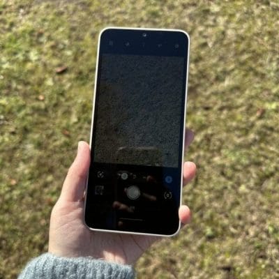 AQUOS wish4 レビュー
逆光でのAQUOS wish4のディスプレイの様子