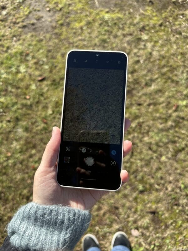 逆光でのaquos wish4のディスプレイの様子 | ガジェットレビューの匠 AQUOS wish4 レビュー 逆光でのAQUOS wish4のディスプレイの様子