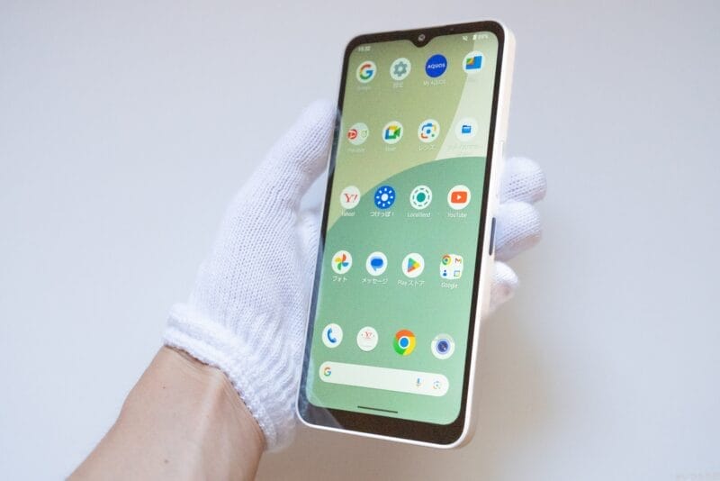 aquoswish4を手に持っている様子 | ガジェットレビューの匠 AQUOS wish4 レビュー AQUOS wish4を手に持っている様子