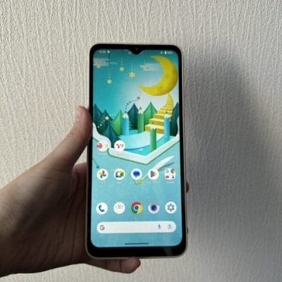 AQUOS wish4レビュー
AQUOS wish4を手に持っている様子