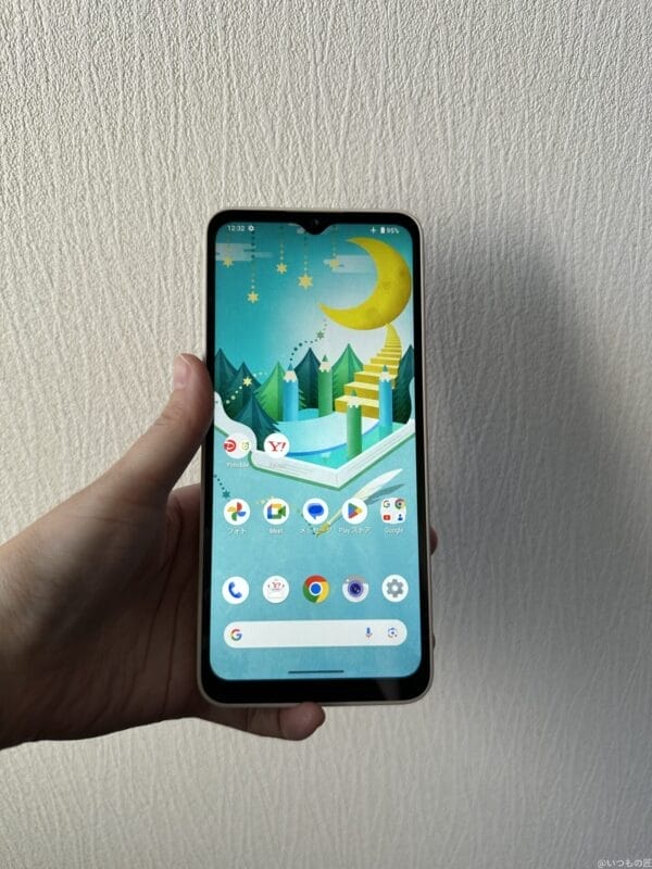 aquoswish4を手に持っている様子 | ガジェットレビューの匠 AQUOS wish4レビュー AQUOS wish4を手に持っている様子