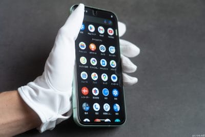 google pixel 8aを手に持っている様子 | ガジェットレビューの匠 Google Pixel 8a レビュー Google Pixel 8aを手に持っている様子