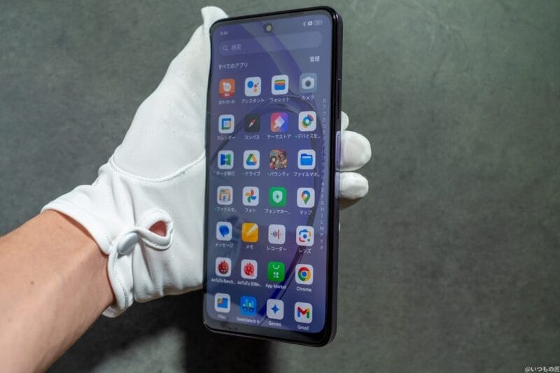oppo a3 5gを手に持っている様子 | ガジェットレビューの匠 OPPO A3 5G レビュー OPPO A3 5Gを手に持っている様子