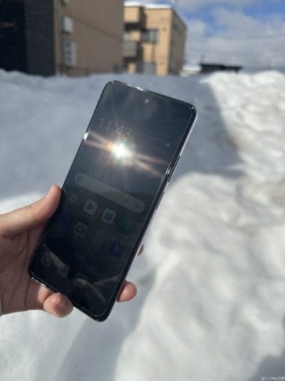 屋外でのoppo a3 5gディスプレイの様子 | ガジェットレビューの匠 OPPO A3 5G評判・口コミ 屋外でのOPPO A3 5Gディスプレイの様子