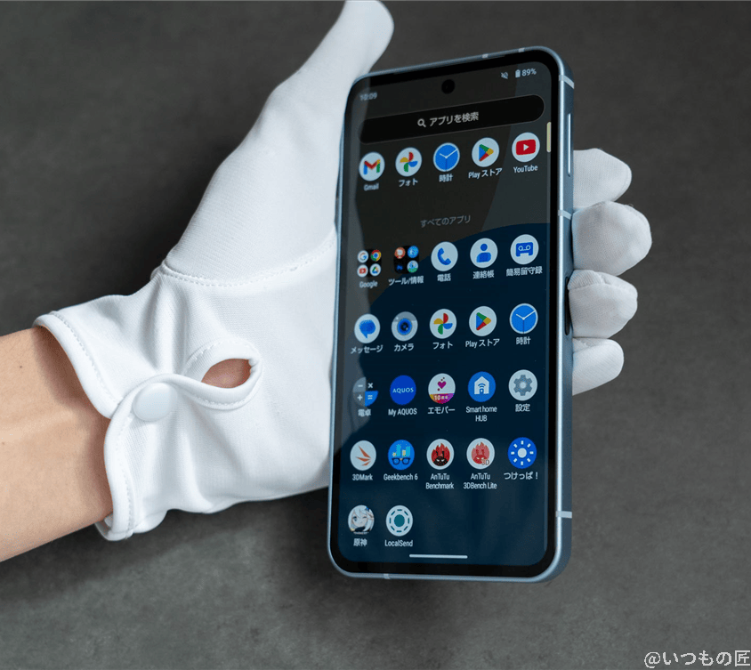 aquos sense9 評判 aquos sense9を手に持っている様子 | ガジェットレビューの匠 AQUOS sense9 評判 AQUOS sense9を手に持っている様子