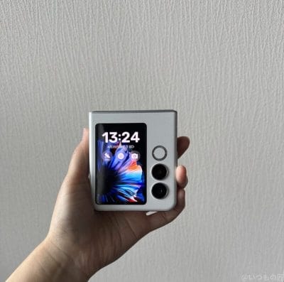 nubia flip 2を手に持っている様子 | ガジェットレビューの匠 nubia Flip 2 レビュー nubia Flip 2を手に持っている様子