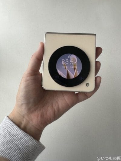 libero flip を手に持っている様子 | ガジェットレビューの匠 nubia Flip 2 レビュー Libero Flip を手に持っている様子