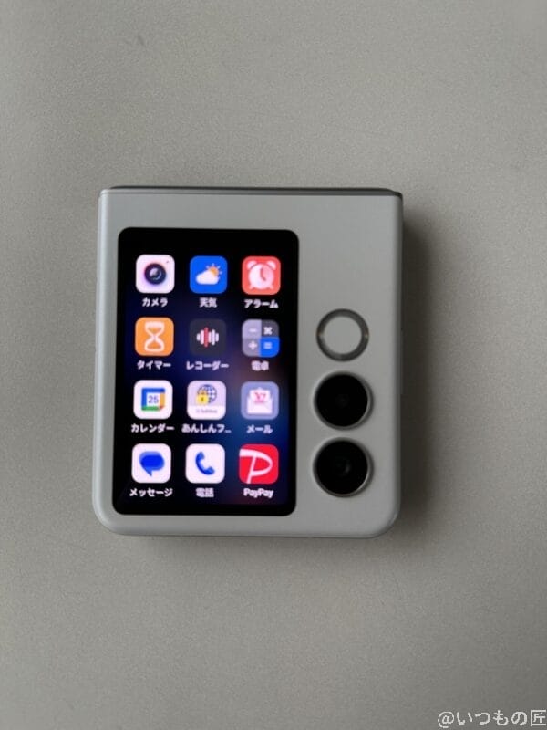 nubia Flip 2 レビュー
アプリ一覧を表示したnubia Flip 2の背面ディスプレイ