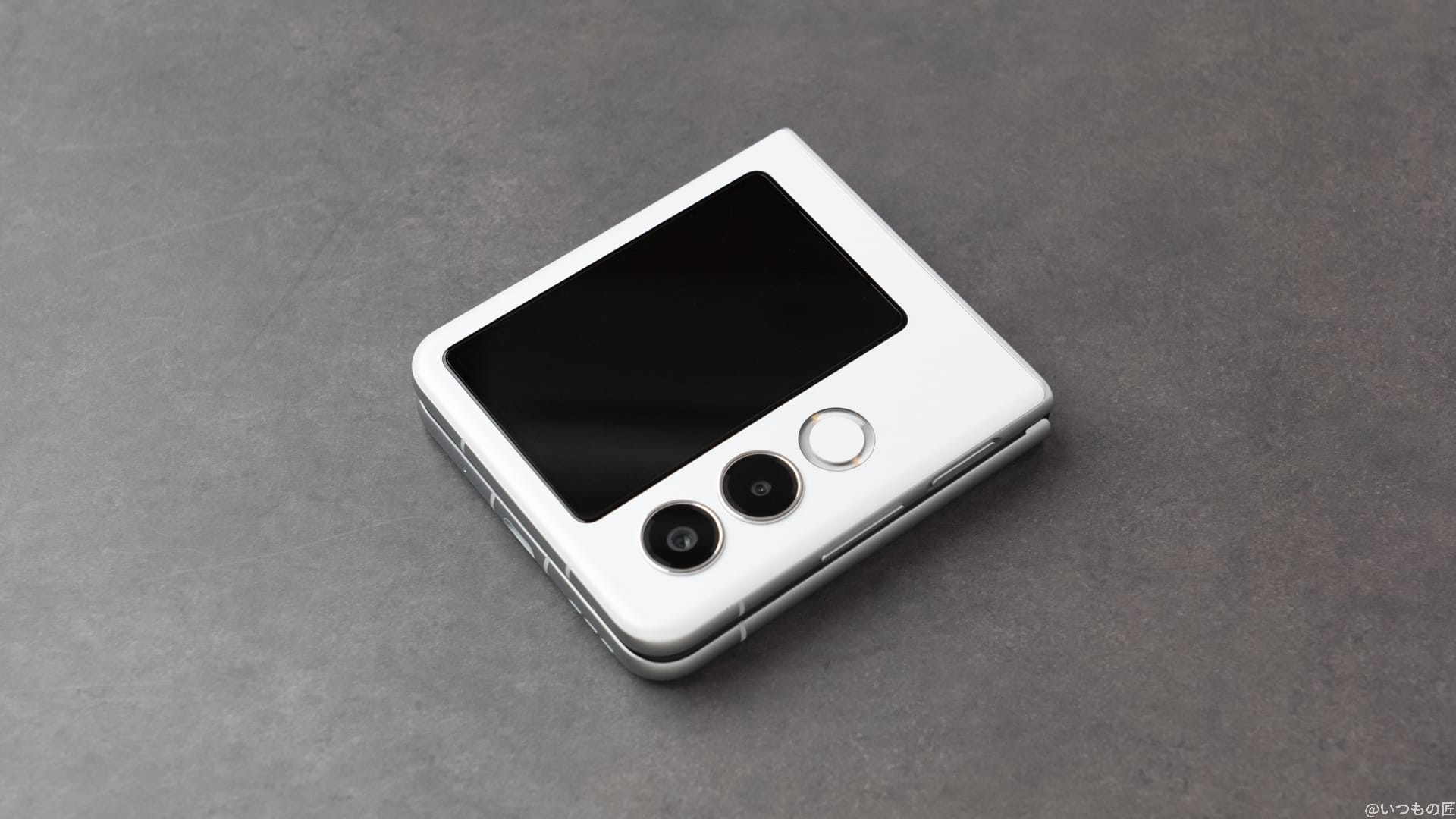 nubia Flip 2 レビュー
閉じた状態のnubia Flip 2
