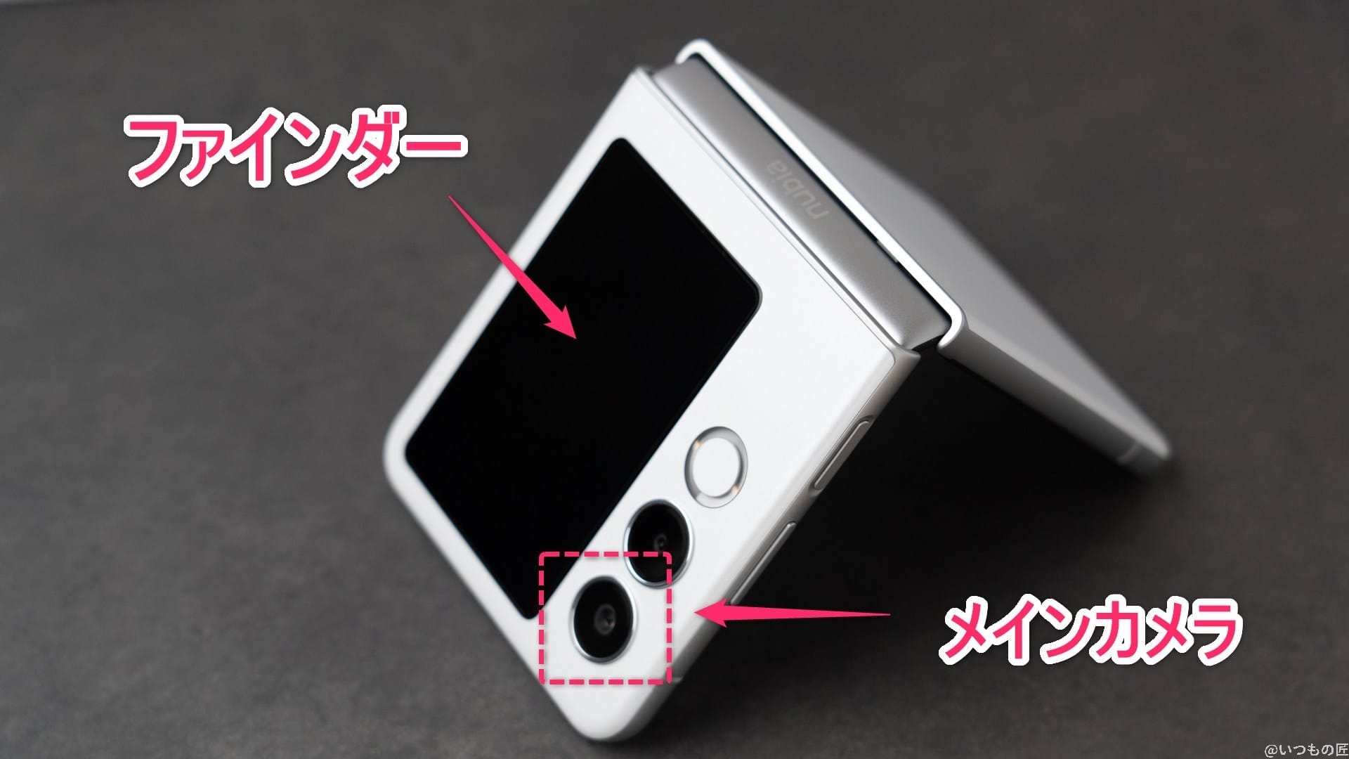 nubia Flip 2 カメラ
nubia Flip 2 メインカメラとファインダー位置を示す写真