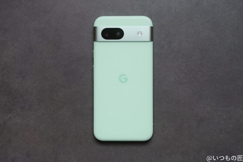 google pixel 8aの背面を写した写真 | ガジェットレビューの匠 Google Pixel 9a カメラ Google Pixel 8aの背面を写した写真