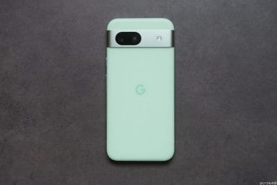 google pixel 8aの背面を写した写真 | ガジェットレビューの匠 Google Pixel 9a カメラ Google Pixel 8aの背面を写した写真