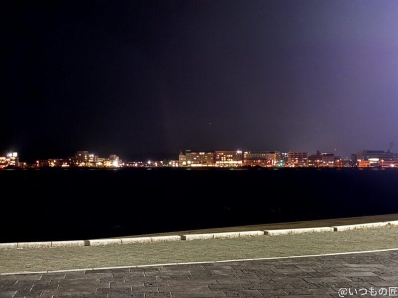 iphone16eで暗所撮影した写真 | ガジェットレビューの匠 iPhone16e カメラ iPhone16eで暗所撮影した写真