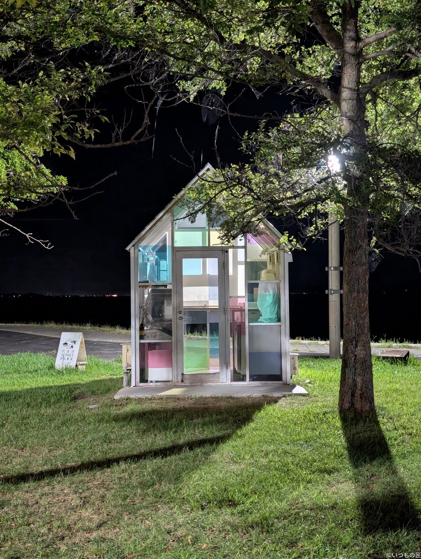 nubia Z70 Ultra カメラ
Google Pixel 9 Proでガラス張りの小屋を撮影した夜景写真