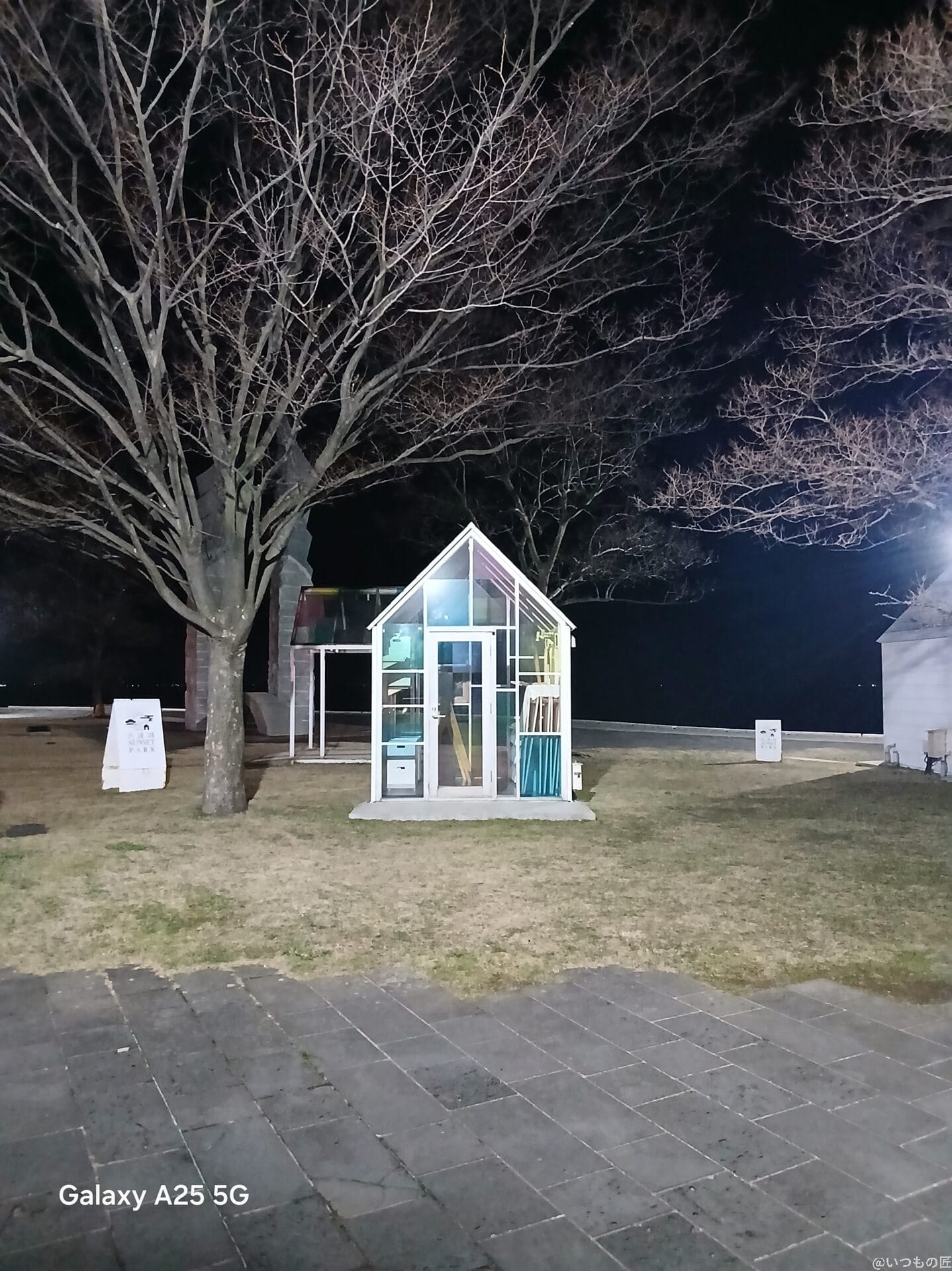 Galaxy A25 5G カメラ
ガラス張りの小屋を撮影した夜景写真