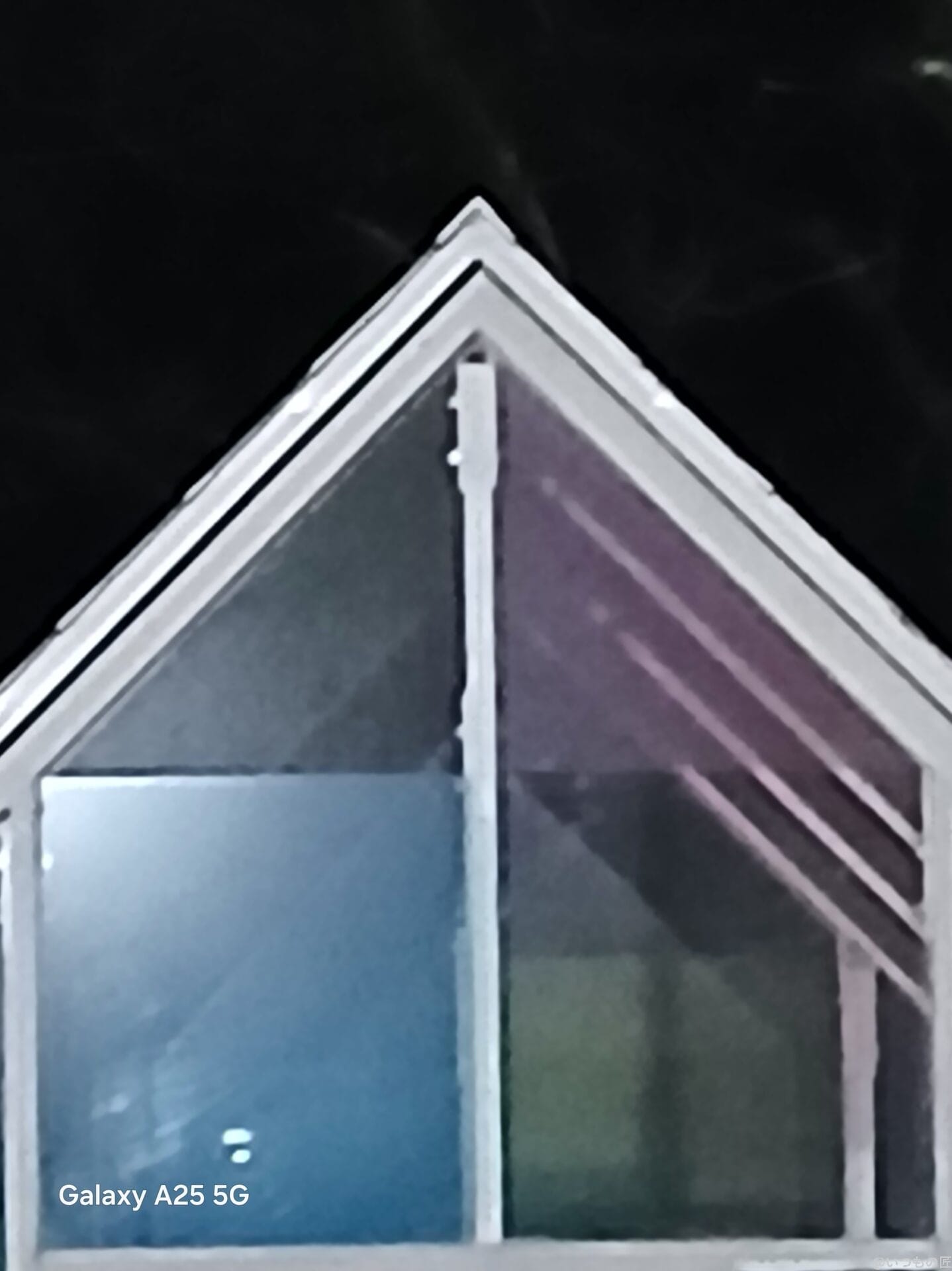 Galaxy A25 5G カメラ
ガラス張りの小屋を撮影した夜景写真