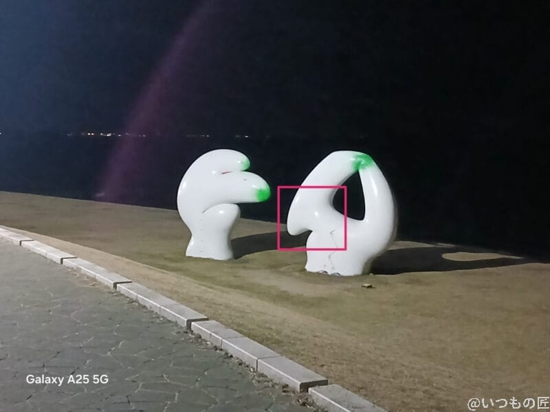 白いオブジェをズーム撮影した夜景写真 | ガジェットレビューの匠 Galaxy A25 5G カメラ 白いオブジェをズーム撮影した夜景写真