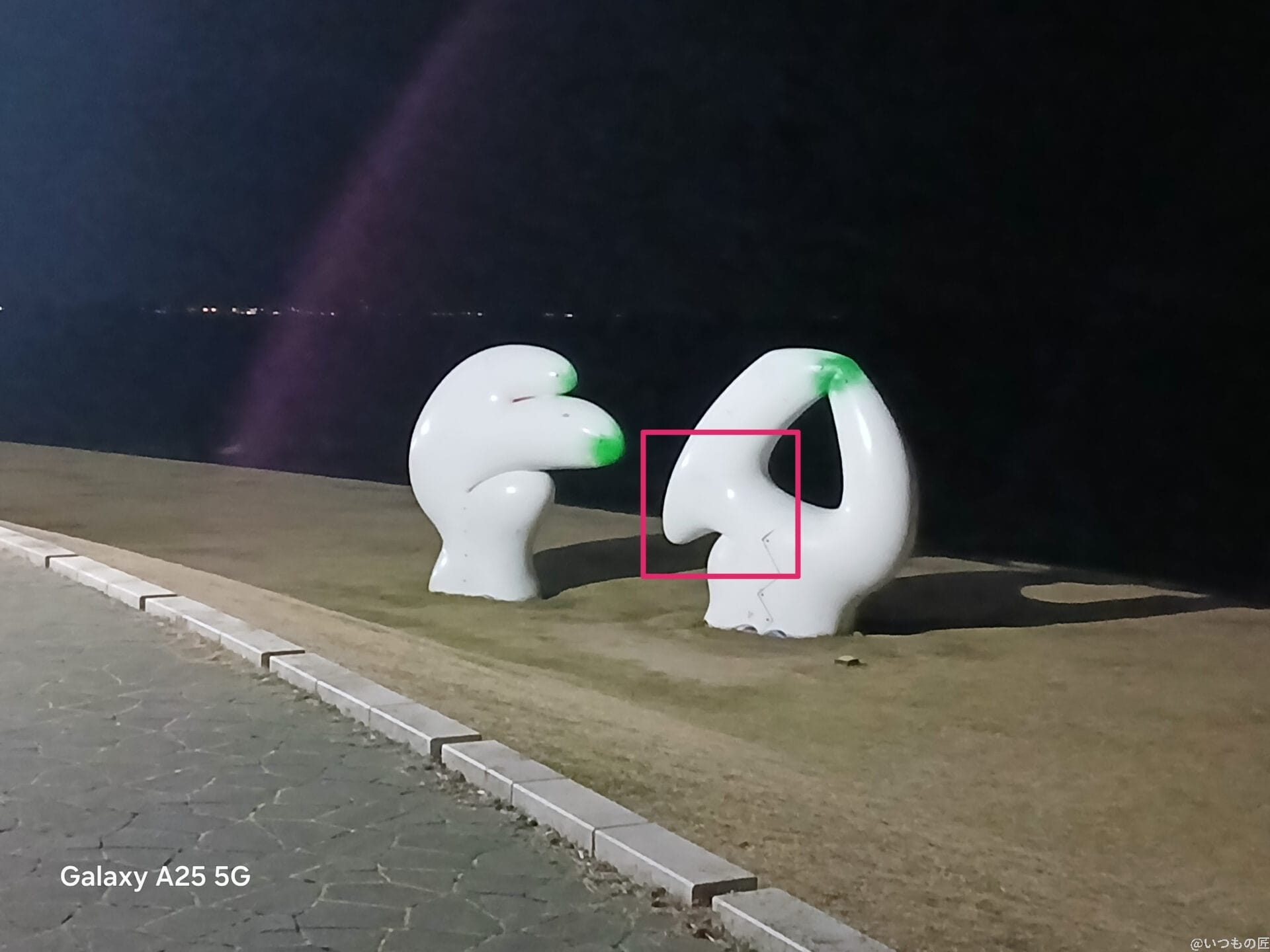 Galaxy A25 5G カメラ
白いオブジェをズーム撮影した夜景写真