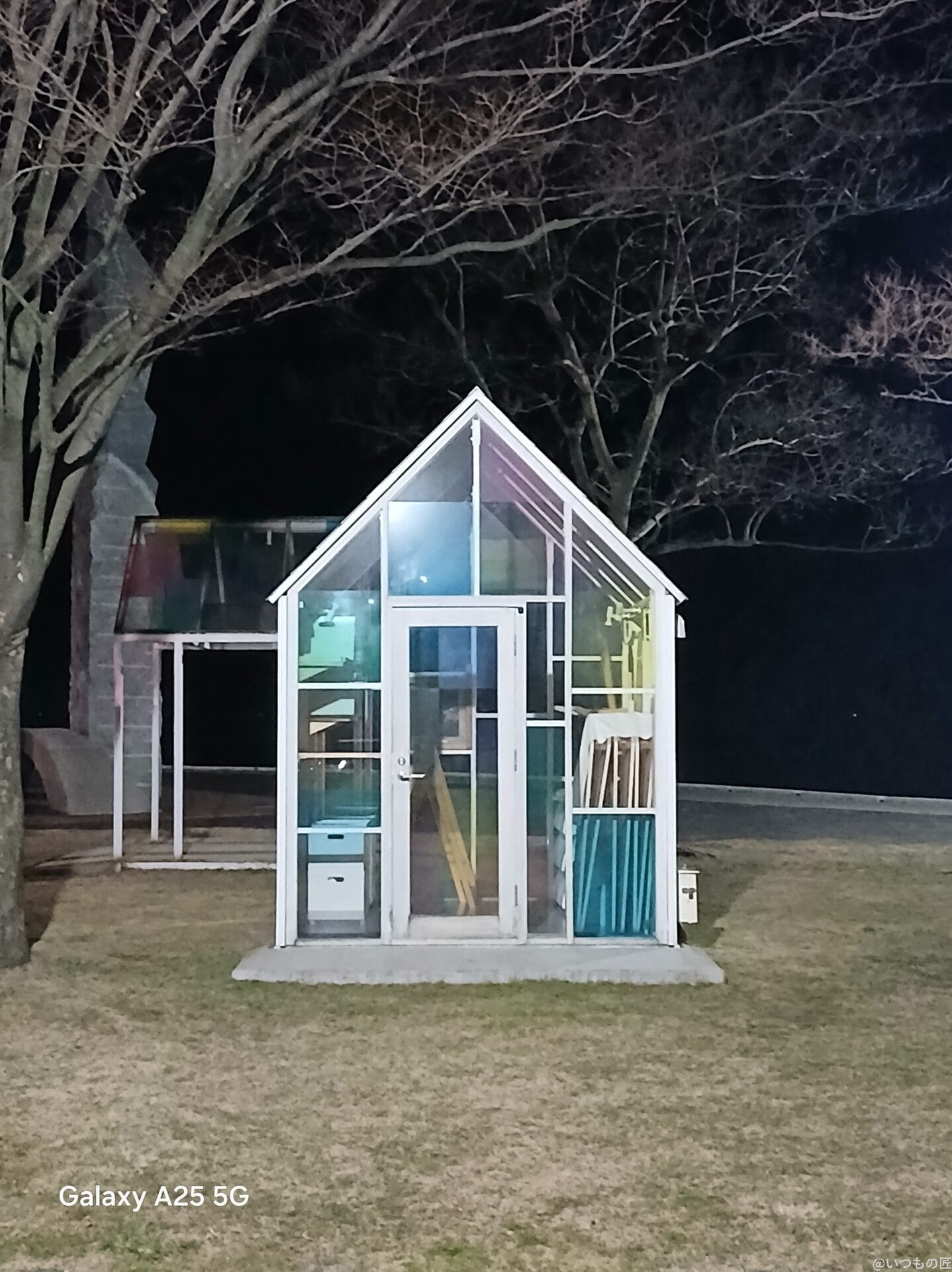 Galaxy A25 5G カメ
ガラス張りの小屋を撮影した夜景写真