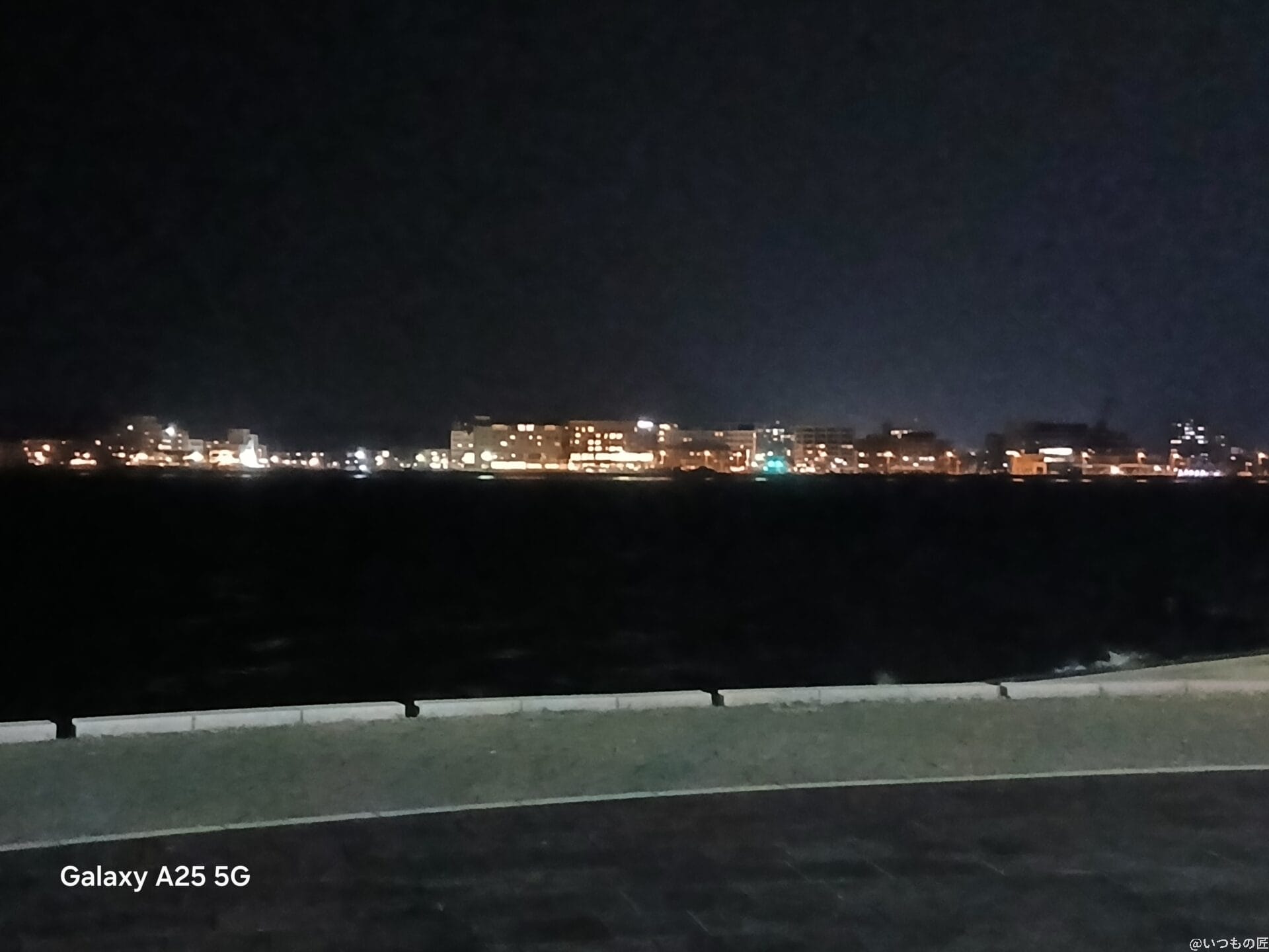 Galaxy A25 5G カメラ
夜間の海辺を撮影した写真