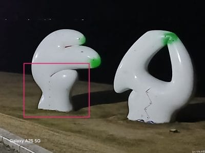 白いオブジェをズーム撮影した夜景写真 | ガジェットレビューの匠 Galaxy A25 5G カメラ 白いオブジェをズーム撮影した夜景写真