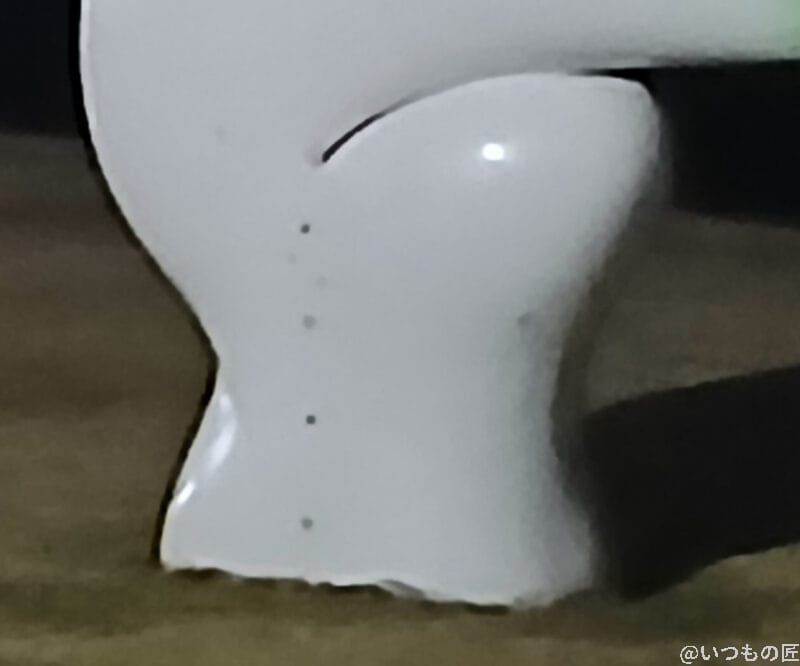 白いオブジェをズーム撮影した夜景写真 | ガジェットレビューの匠 Galaxy A25 5G カメラ 白いオブジェをズーム撮影した夜景写真