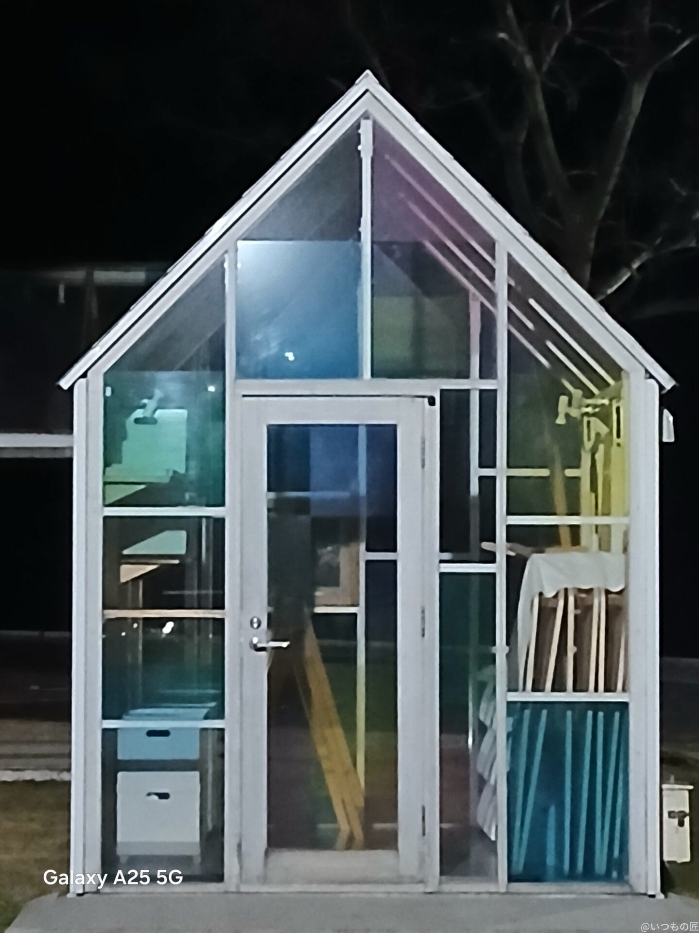 Galaxy A25 5G カメラ
ガラス張りの小屋を撮影した夜景写真