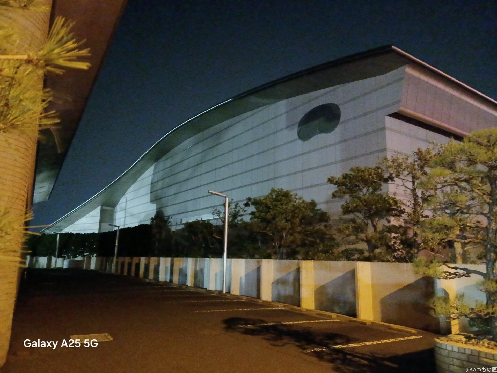 Galaxy A25 5G カメラ
建物の夜景写真