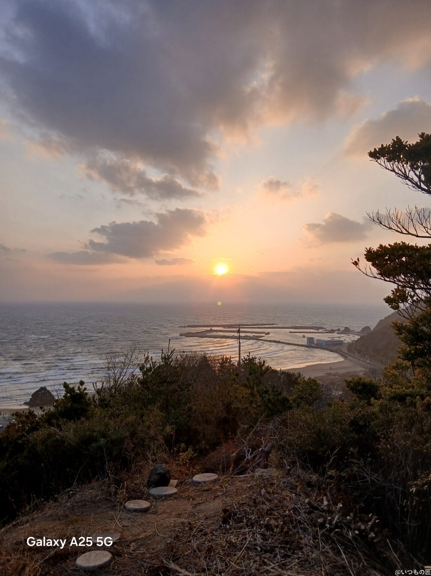 Galaxy A25 5G カメラ 夕陽に染まる海辺を撮影した写真