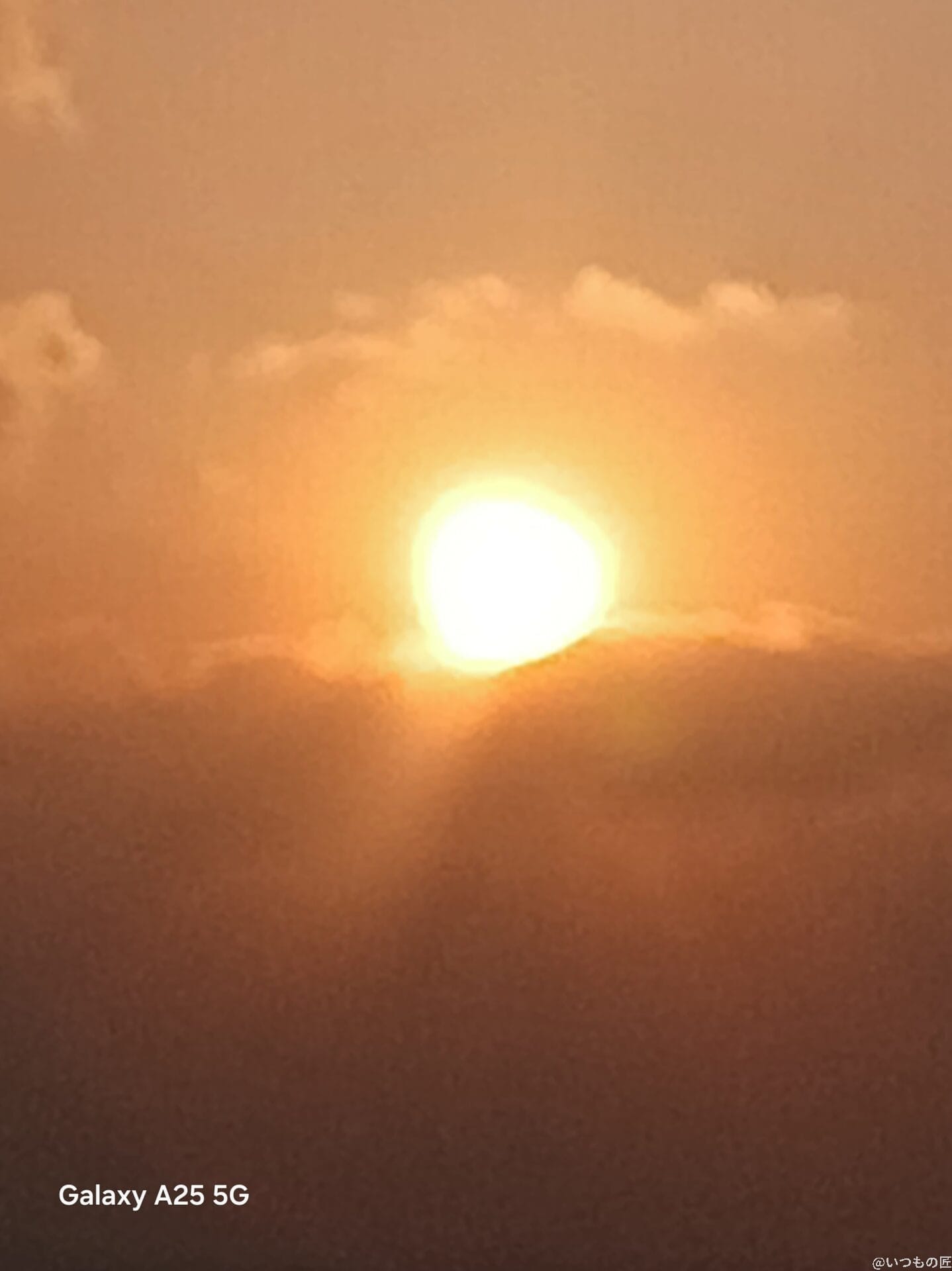 Galaxy A25 5G カメラ 夕陽に染まる海辺を撮影した写真