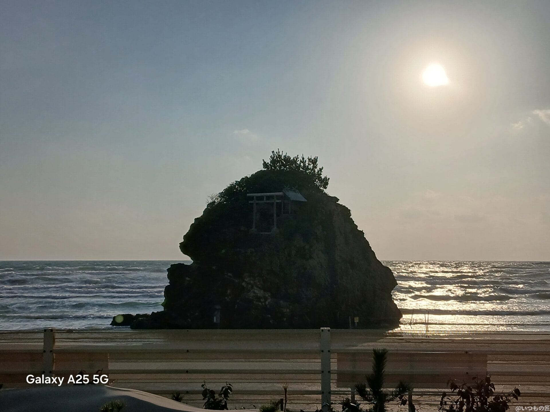 Galaxy A25 5G カメラ 夕暮れ時の浜辺の写真
