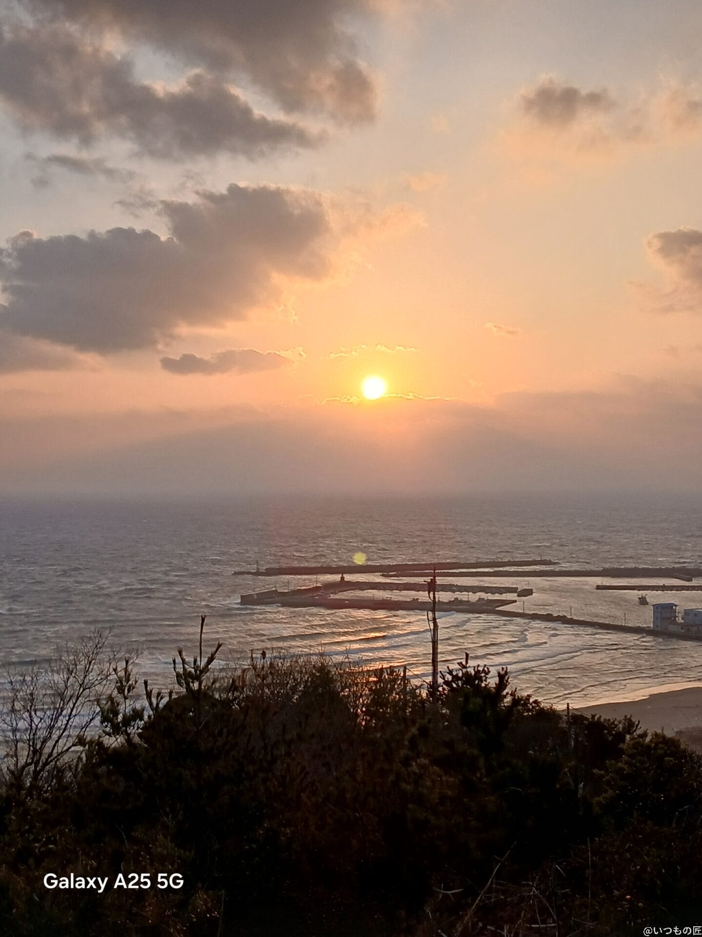 Galaxy A25 5G カメラ 夕陽に染まる海辺を撮影した写真