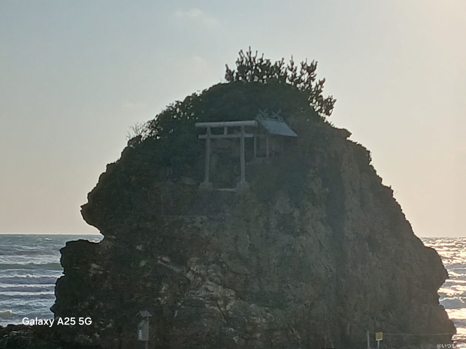 Galaxy A25 5G カメラ 夕暮れ時の浜辺の写真