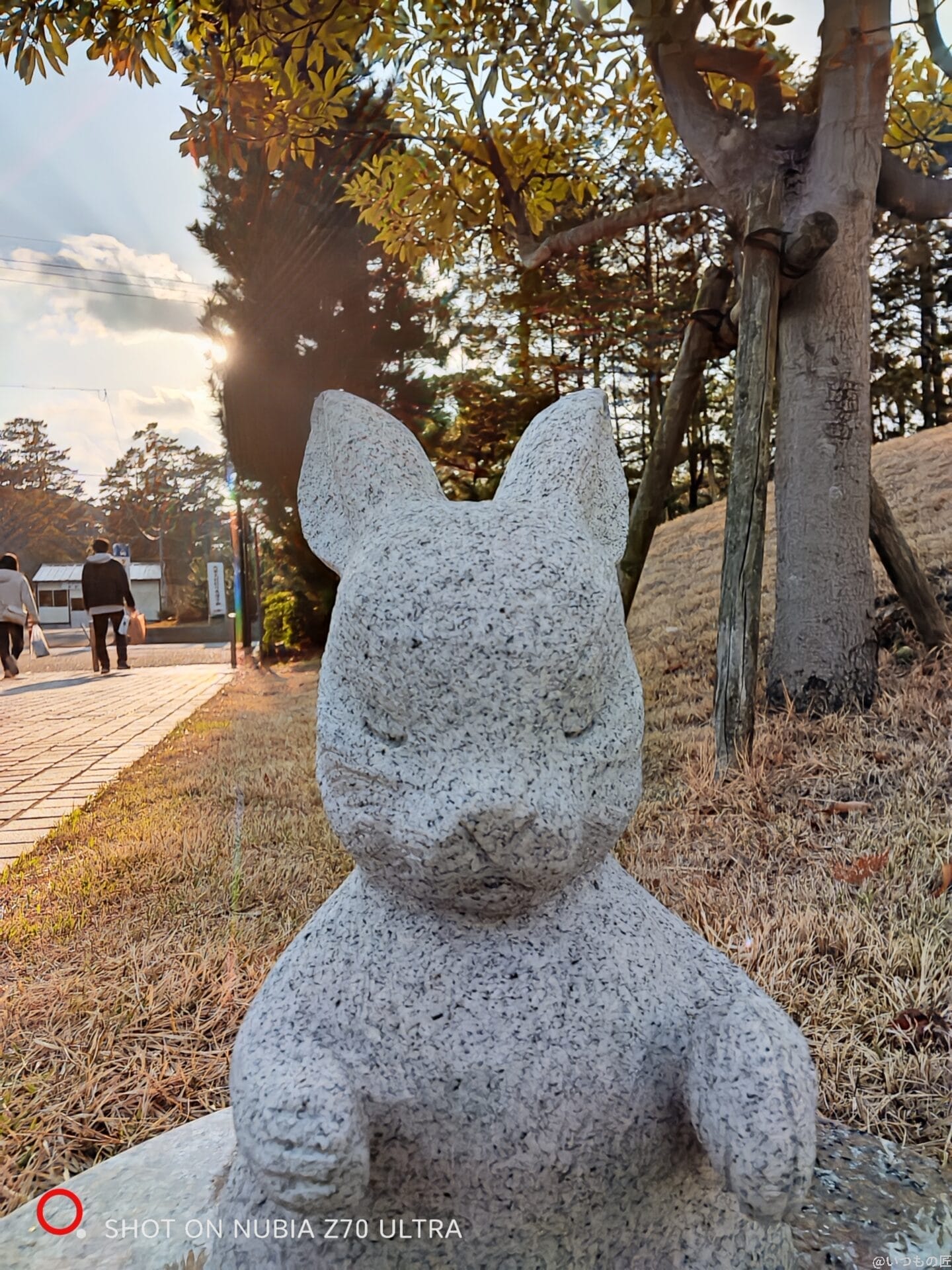nubia Z70 Ultra カメラ
うさぎの銅像を自撮りした屋外写真