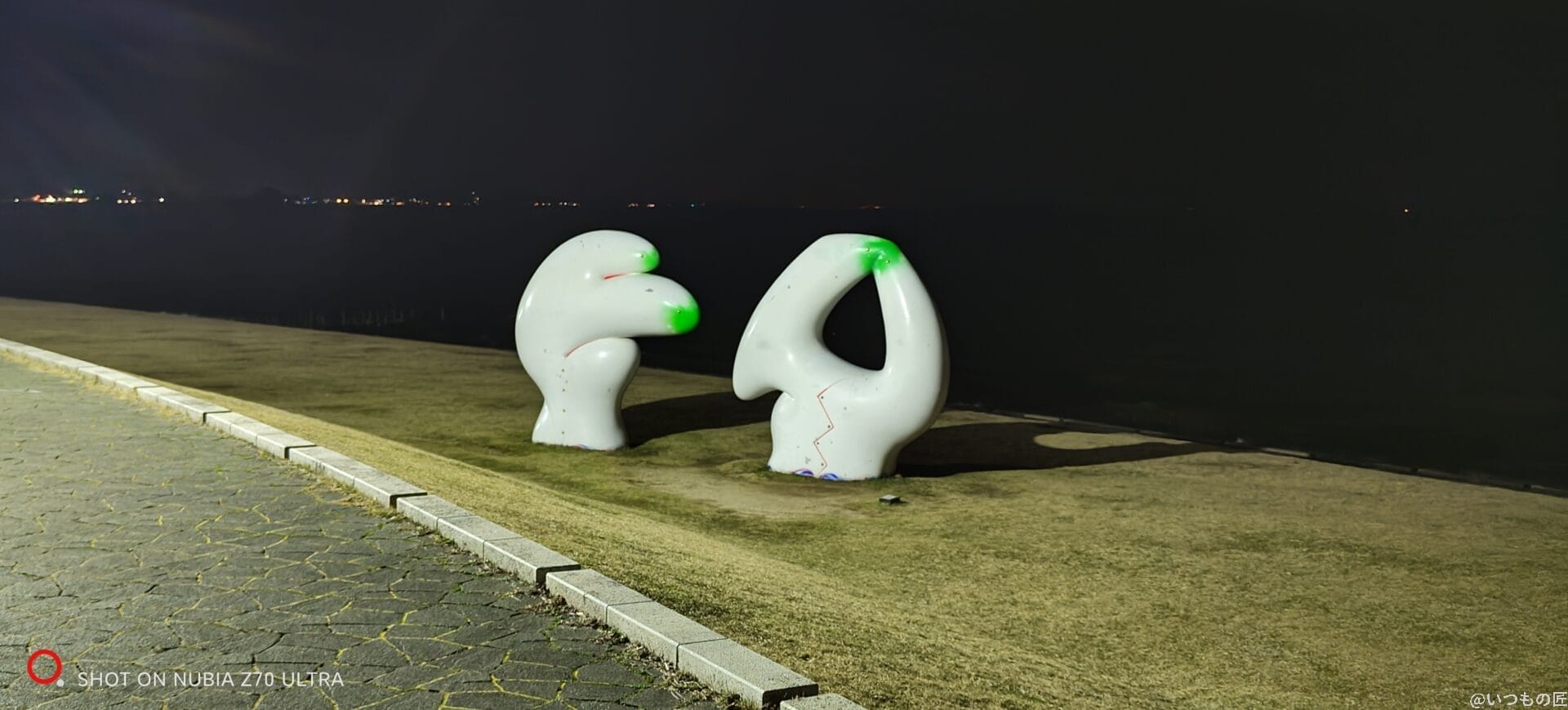 nubia Z70 Ultra カメラ 白いオブジェを撮影した夜景写真