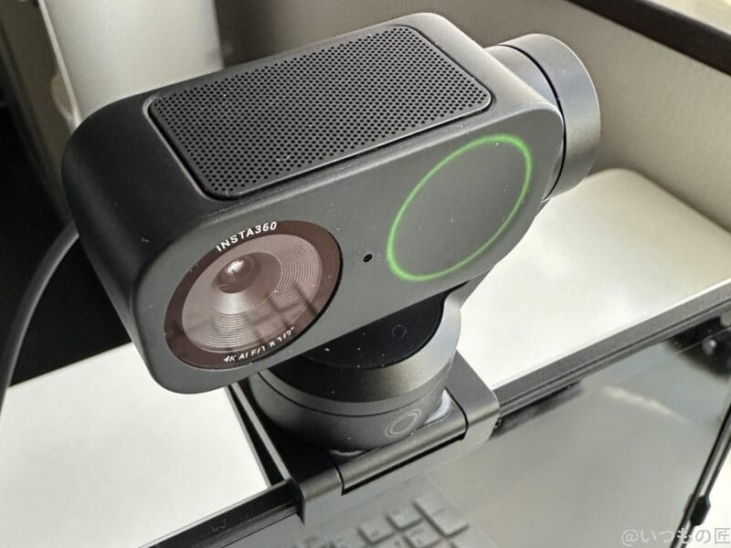 パソコン上部に設置した状態 | ガジェットレビューの匠 Insta360 Link 2 レビュー パソコン上部に設置した状態