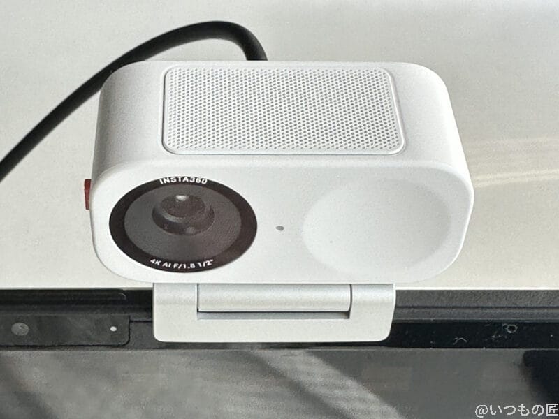 Insta360 Link 2C レビュー
パソコンに設置した状態